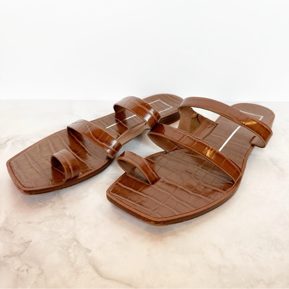 Dolce Vita Isala Brown Crocodile-Embossed Toe-Loop Sandals 8 - Picture 4 of 7